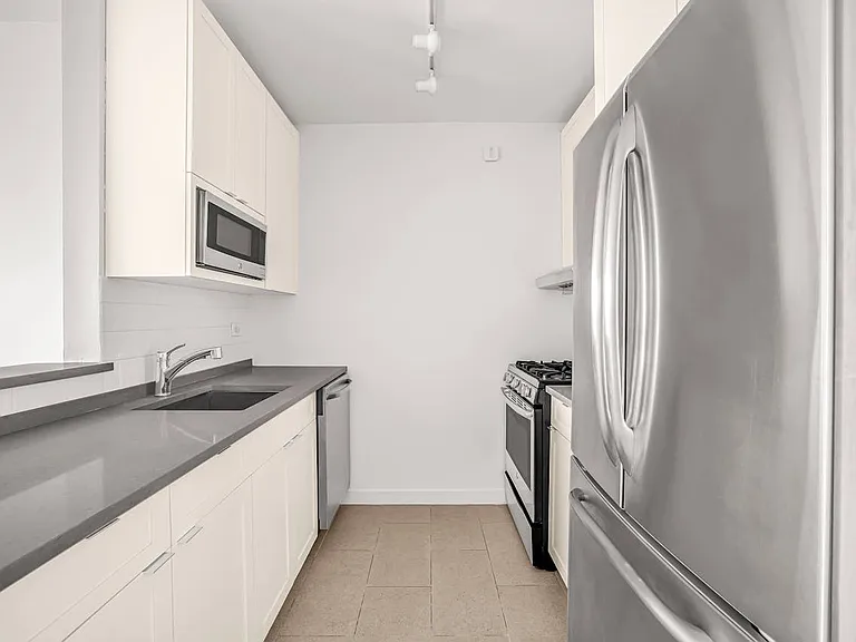 420 W 42nd St #21H — Photo 7