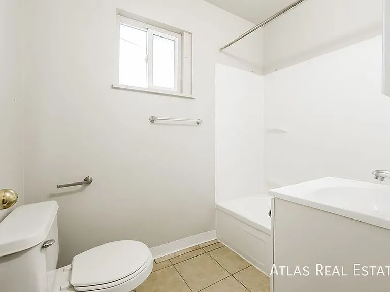 881 E Egbert St — Photo 24