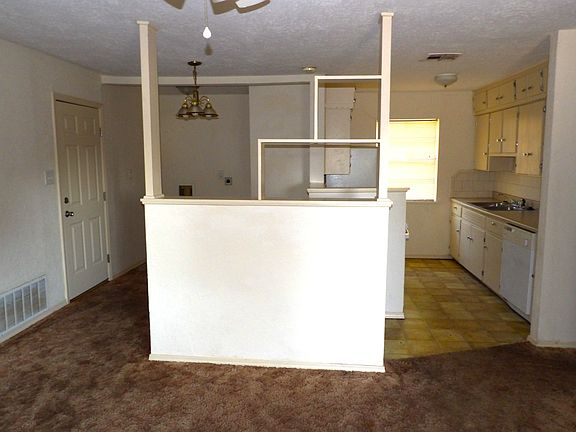 3rd image of 403 NW Greenmeadow Dr