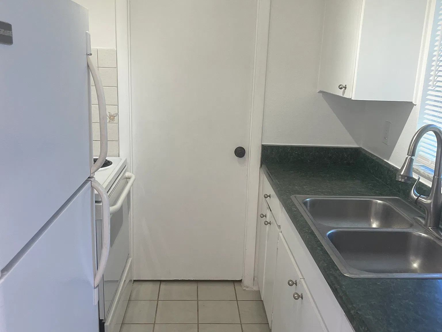 3 bed, 1050 sqft, $1,300 — Photo 3
