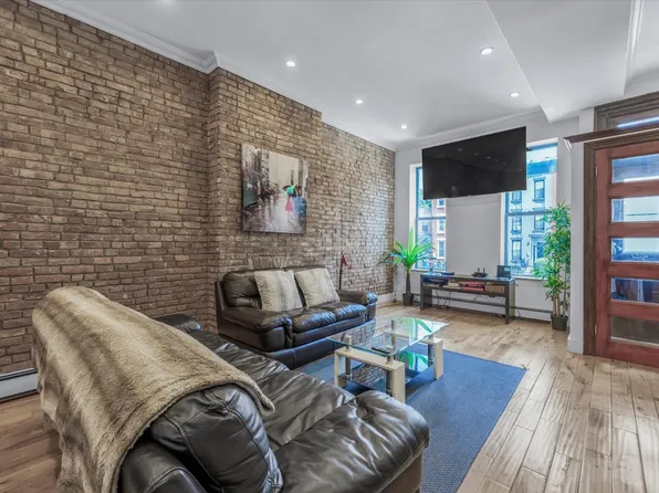 698 Lexington Avenue image 4 of 36