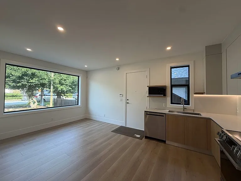 9X3 Westmount Dr — Photo 3