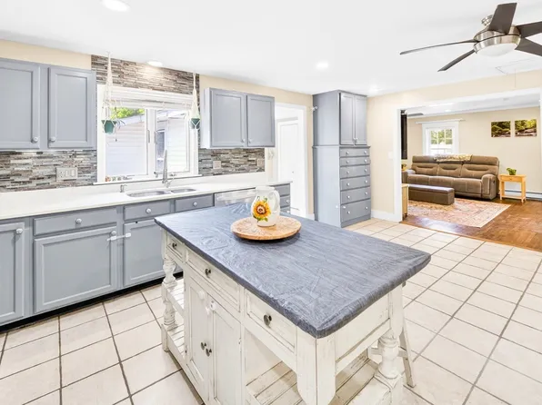 84 Fowler Rd, Lowell, MA 01854