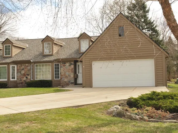 3822 South Oakbrook DRIVE SOUTH South, Greenfield, WI 53228