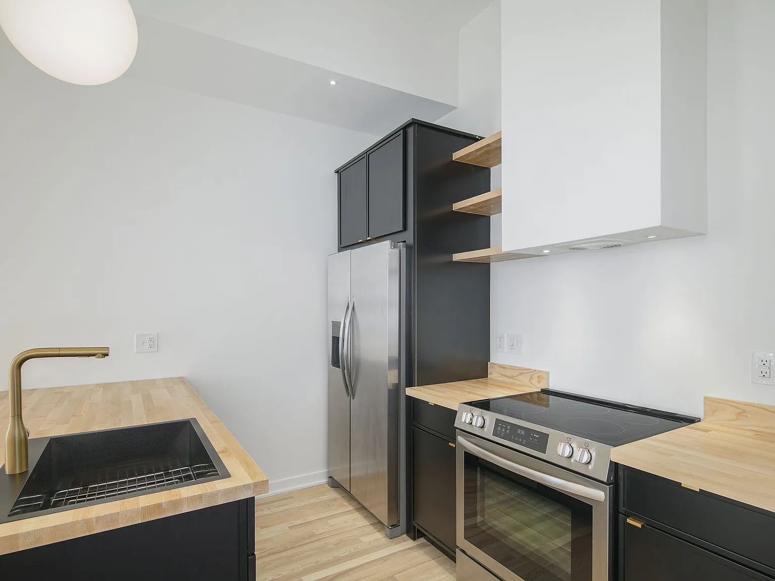 2 bed, 800 sqft, $1,900 — Photo 2