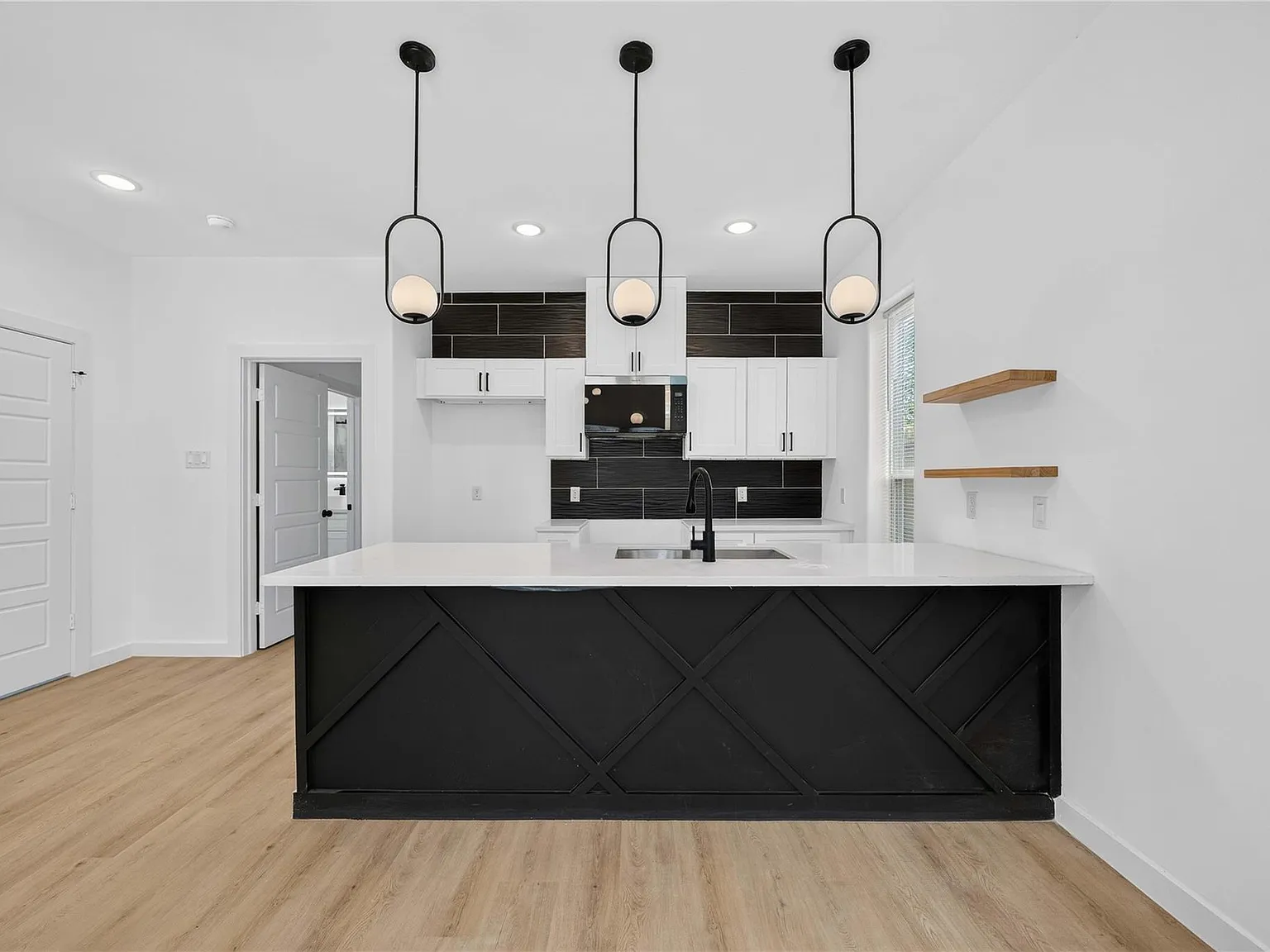 3 bed, 2.5 bath, 1236 sqft, $1,800 — Photo 3