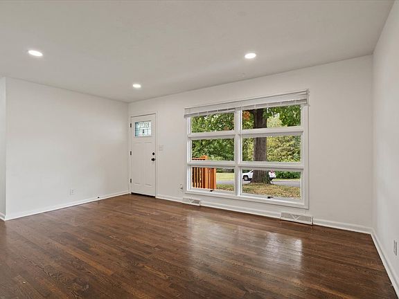 4th image of 8423 Oak St