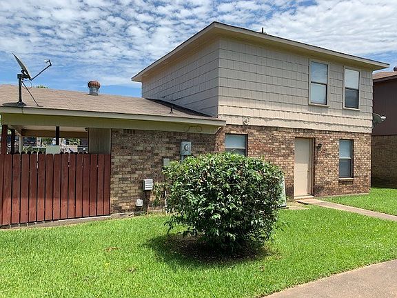 3rd image of 303 Carriage Square Dr