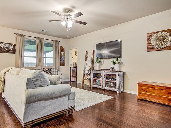 5th image of 404 Agrarian Ave
