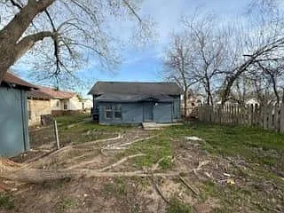 Property Photo - 813 E Oak St