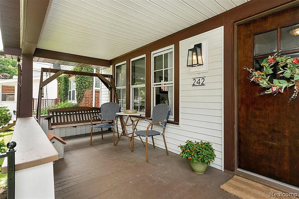 3 bed, 1100 sqft, $1,950 — Photo 2