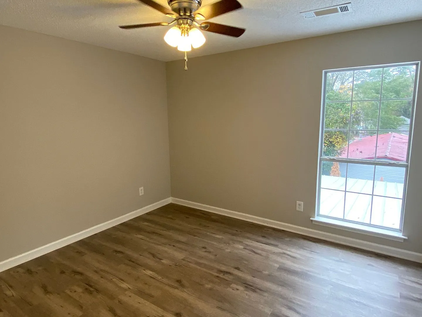4 bed, 4.5 bath, 2030 sqft, $2,900 — Photo 3