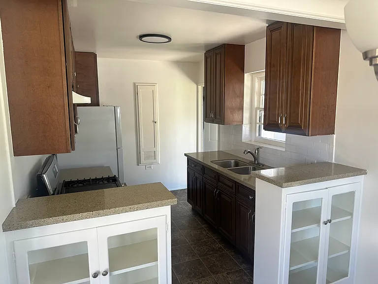 712 W Glenoaks Blvd — Photo 9