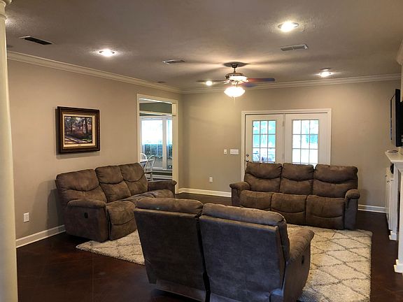 2nd image of 17 Lakes Blvd