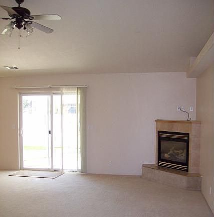 Living Room w gas fireplace