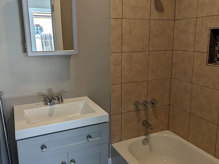 1016 Lucas St — Photo 3