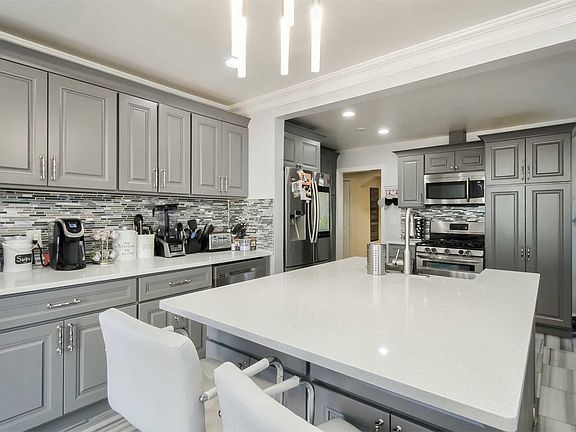 4th image of 1021 Thomas Ave