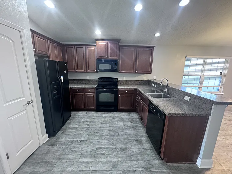 7565 Westland Oaks Dr — Photo 3