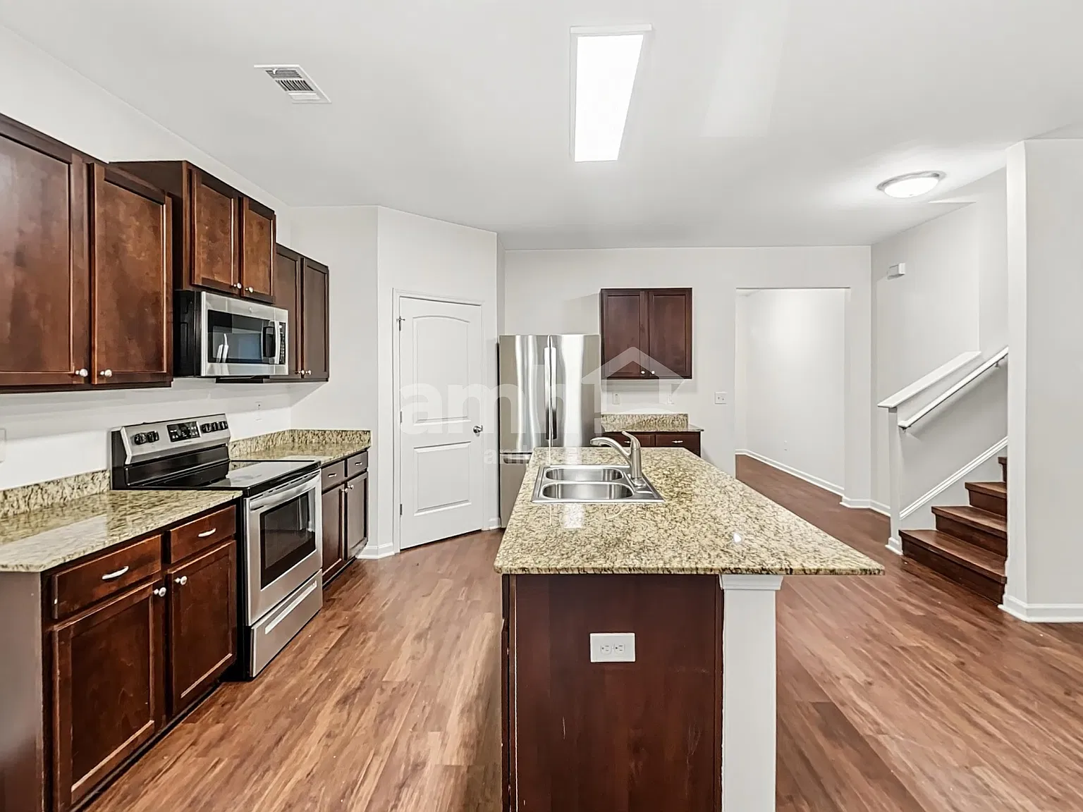 5 bed, 3.0 bath, 2476 sqft, $2,470 — Photo 3