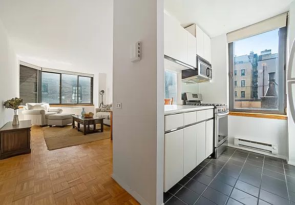 5th image of 250 W 89th St APT 10B