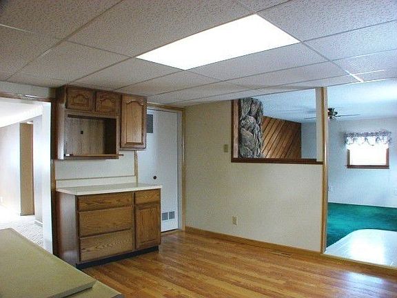 5th image of 301 E Hillcrest St