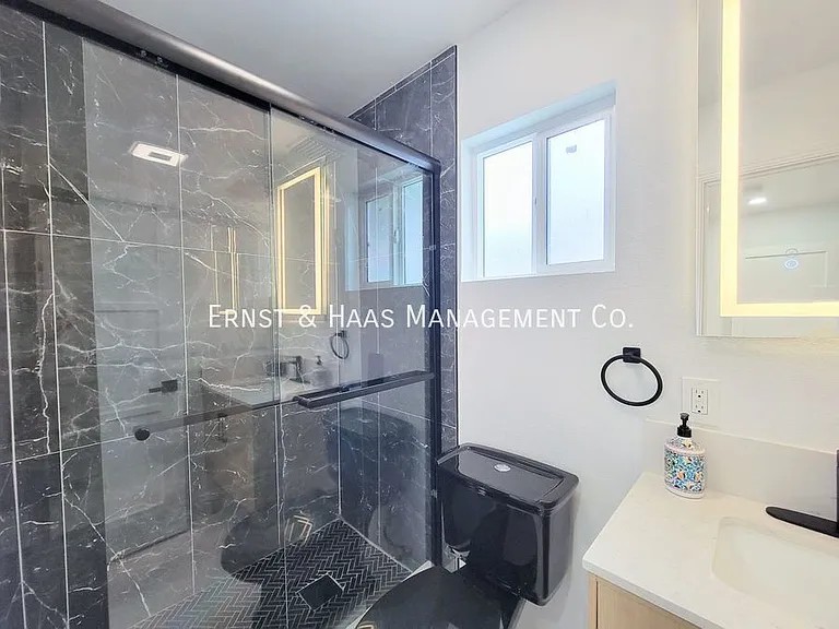 5019 Ashworth St — Photo 28