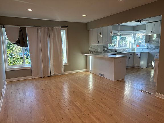 2nd image of 2909 W Howard St