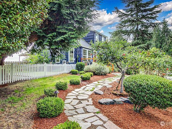 4th image of 8438 NE Washington Avenue