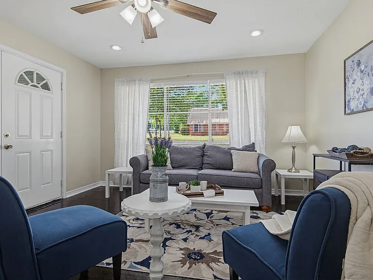 1095 Texas Pkwy — Photo 11