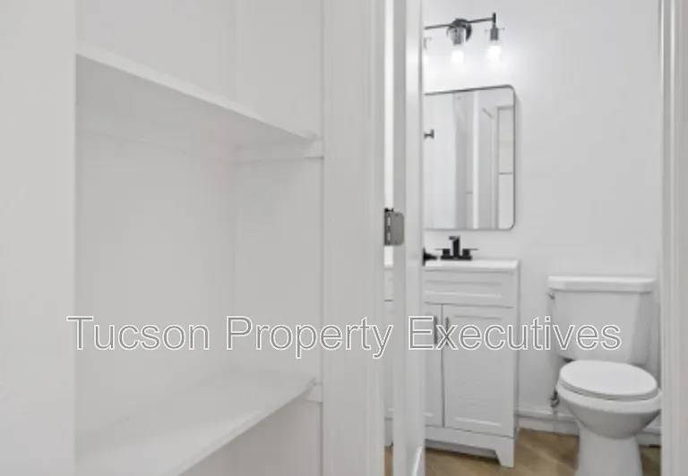824 E 10th St #L — Photo 9