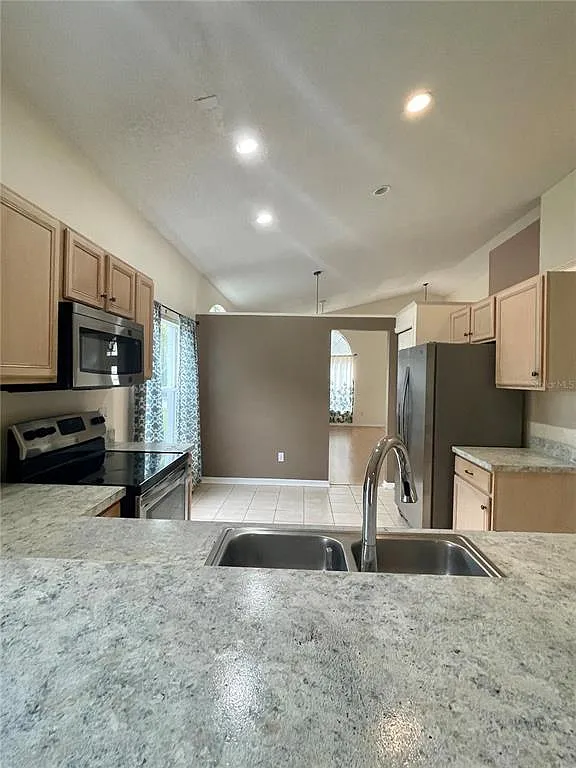 3 bed, 2.0 bath, 1834 sqft, $2,300 — Photo 2