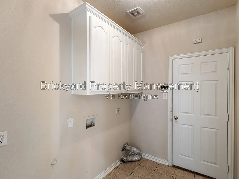4409 Mitchell Ln — Photo 3