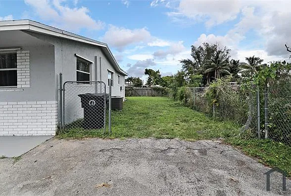 1752 SW 70th Way — Photo 18