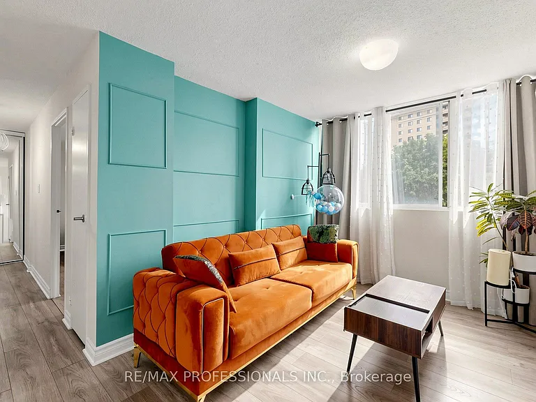 3590 Kaneff Cres #313 — Photo 16