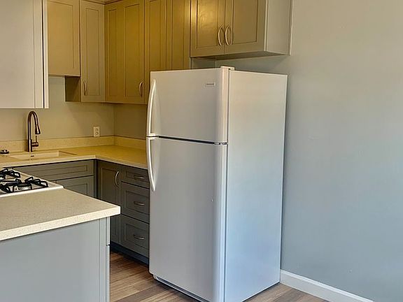 5th image of 889 Laurel Ave