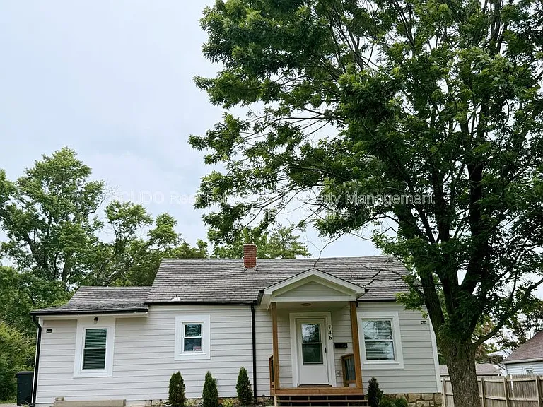 746 Locust Ave — Photo 1