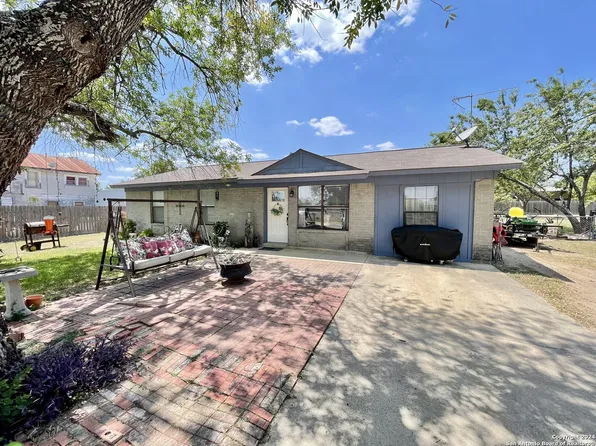 309 N SAYERS DR, Devine, TX 78016