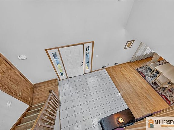 4th image of 121 W Hill Rd