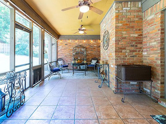 Lg screened-in back porch