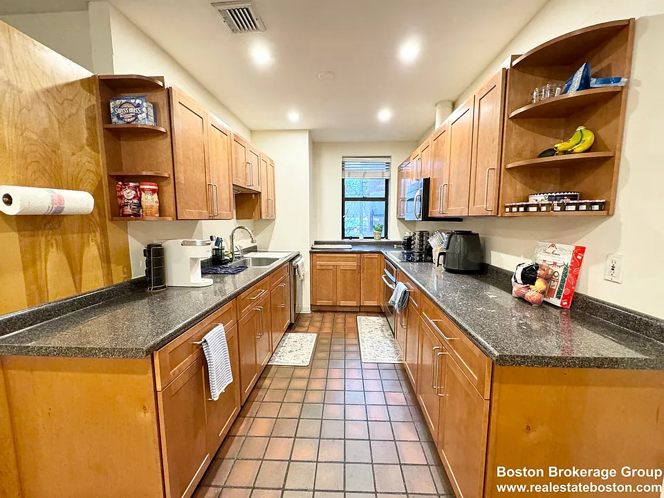 96 Gainsborough St #103W