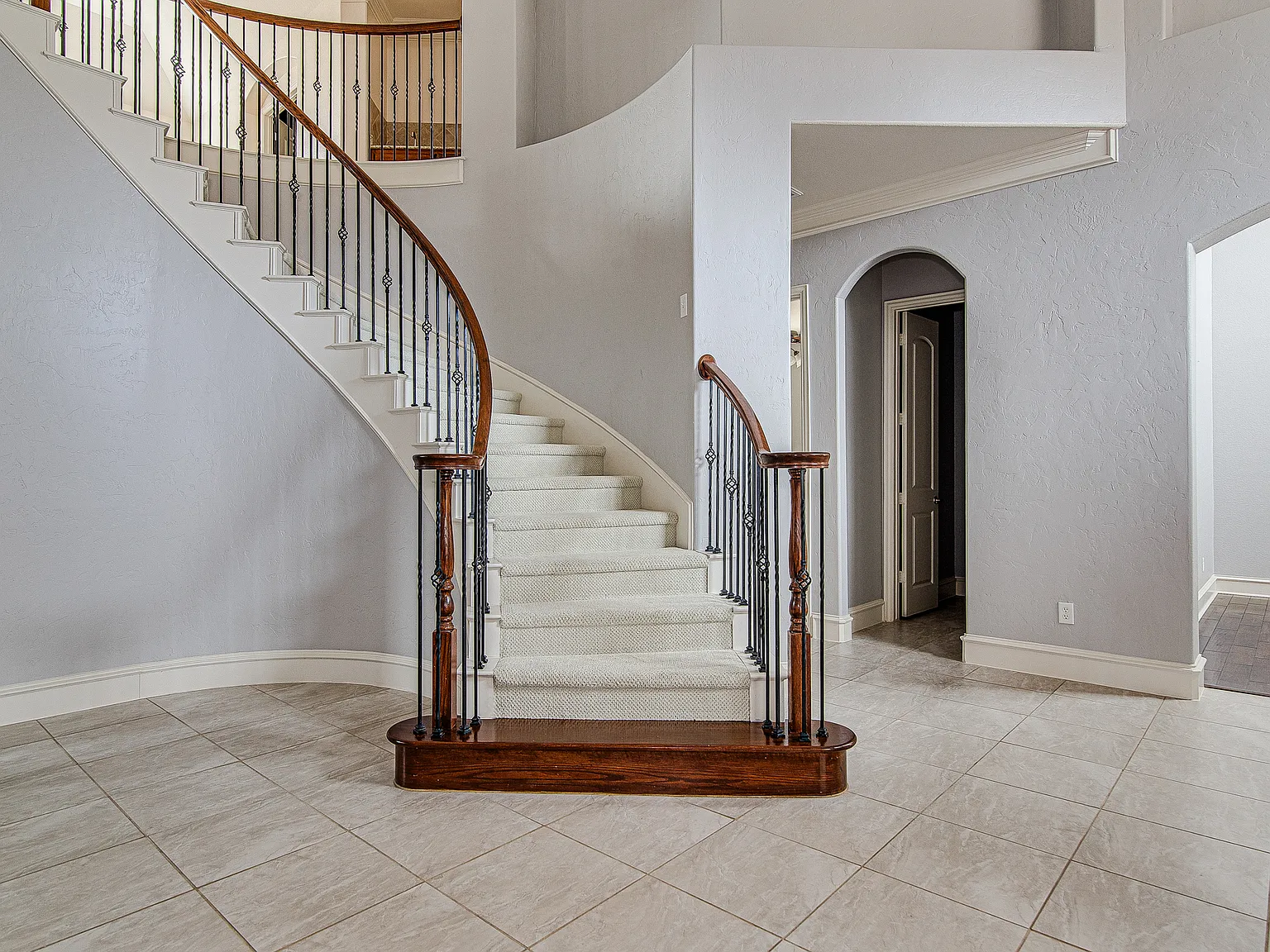4 bed, 3.5 bath, 4287 sqft, $4,000 — Photo 3