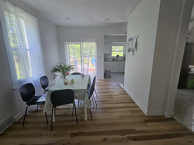 804 Dubois St — Photo 6
