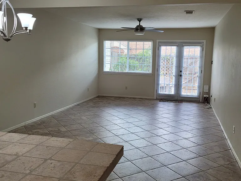 2100 Windsor Dr #6 — Photo 10