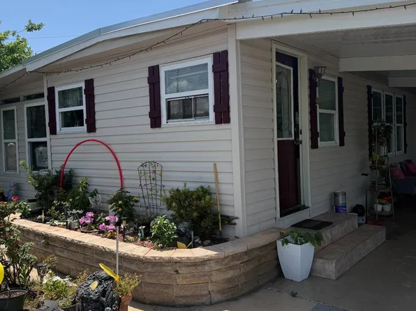 1 Holiday Pl #C, Tavares, FL 32778