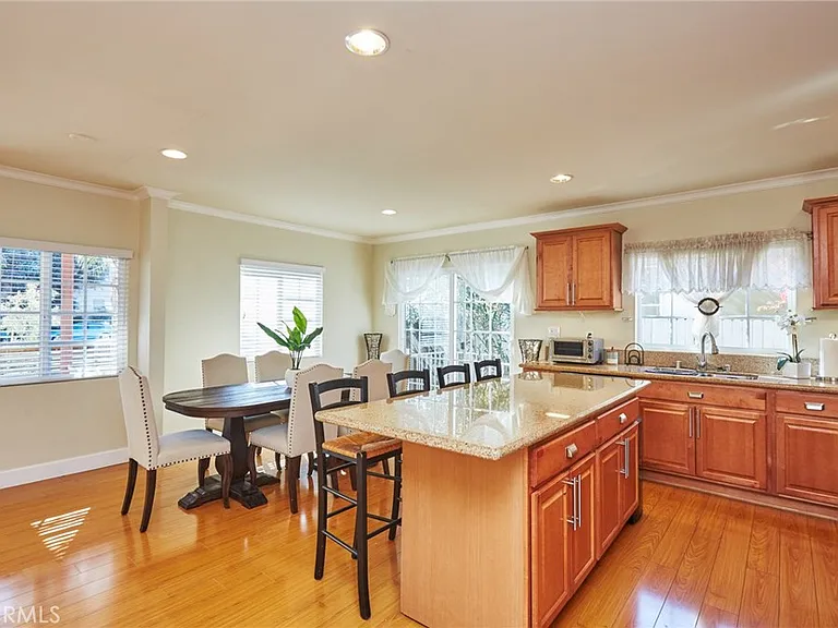 17827 Burbank Blvd — Photo 10