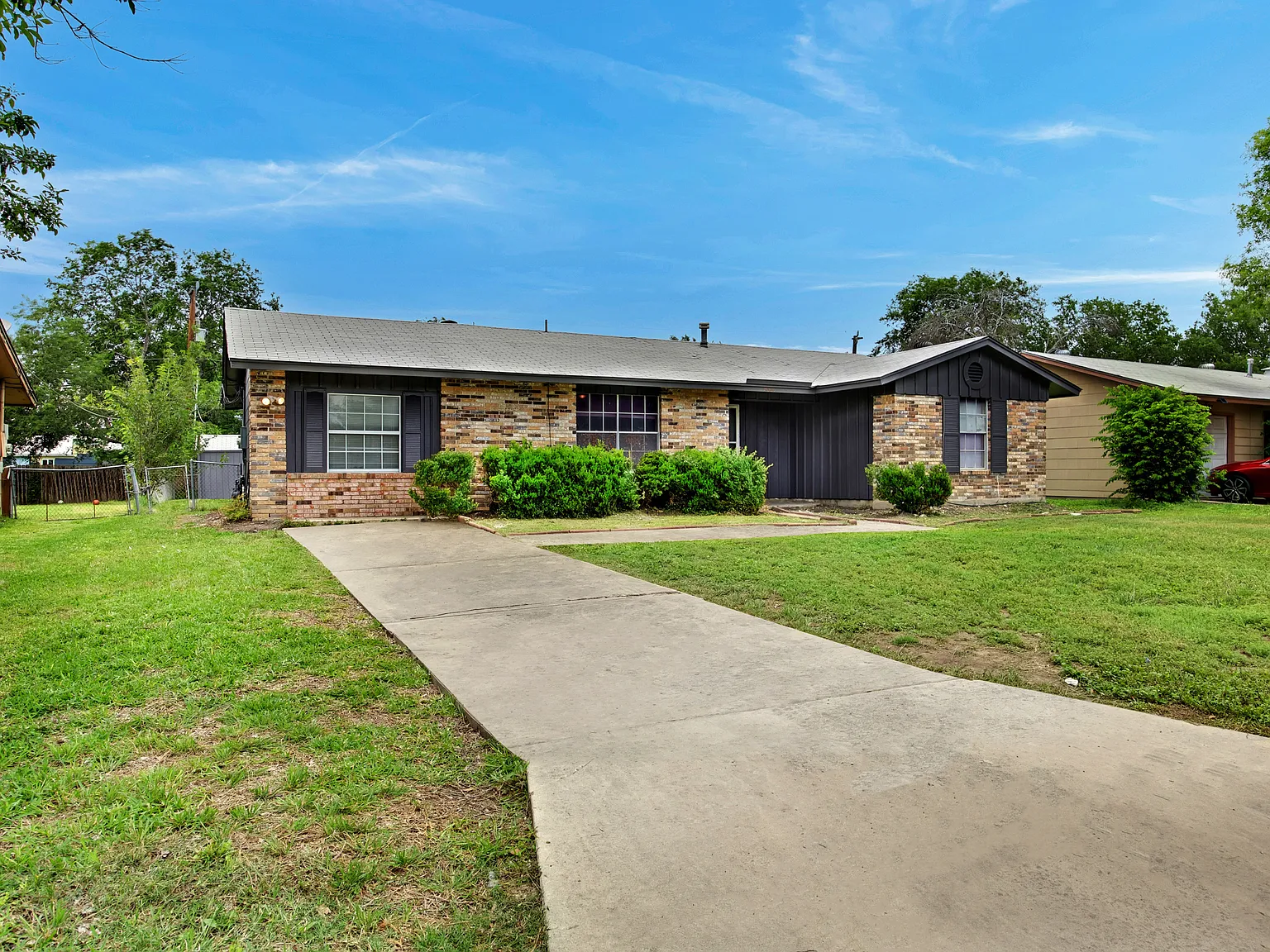 4 bed, 1406 sqft, $1,900 — Photo 2