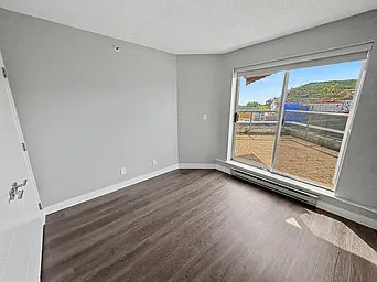 5733 Cambie St — Photo 3