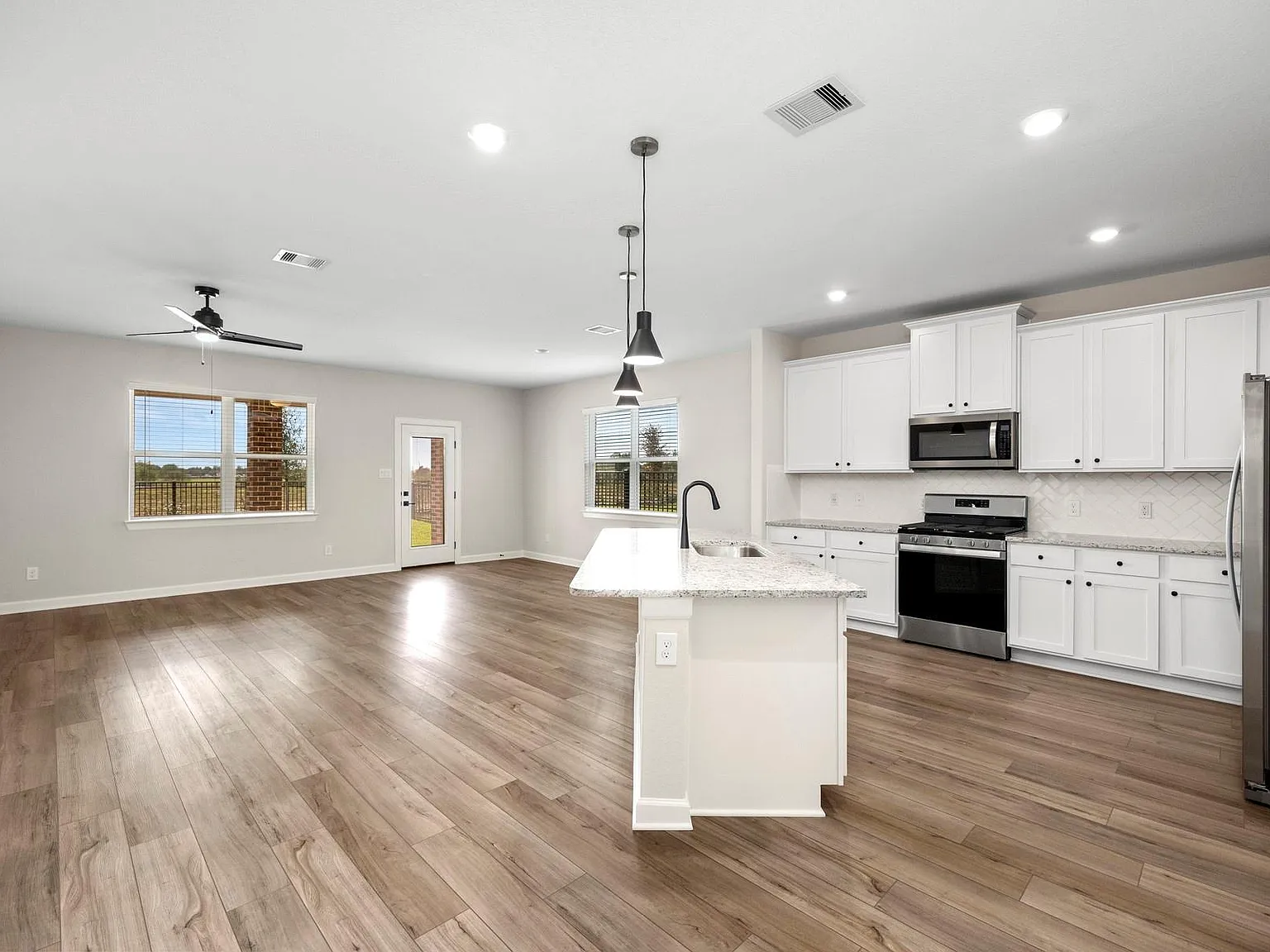 3 bed, 2.0 bath, 1631 sqft, $3,045 — Photo 3