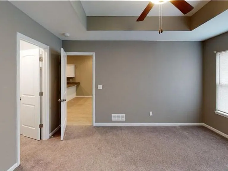 200 SW Laurel Dr #200 — Photo 3