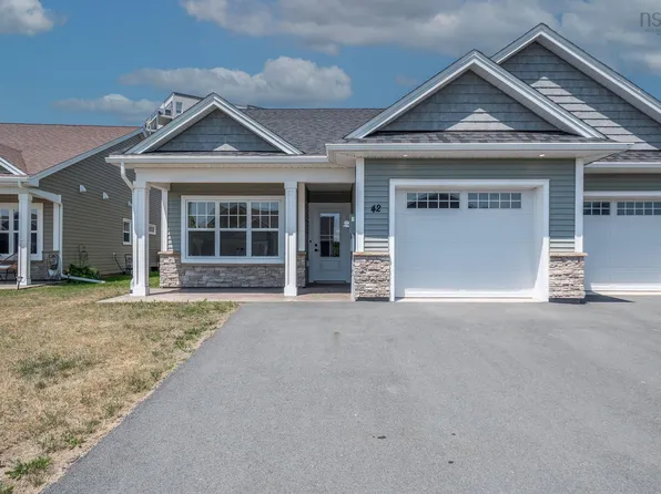 42 Elizabeth Ave, West Hants, NS B0N 2T0